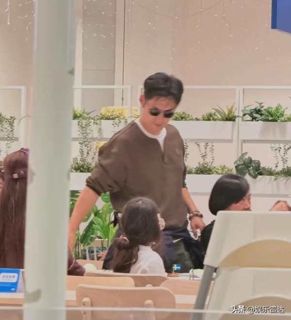 47岁严屹宽近照曝光，发量多到不像话，这才是古早男神天花板！