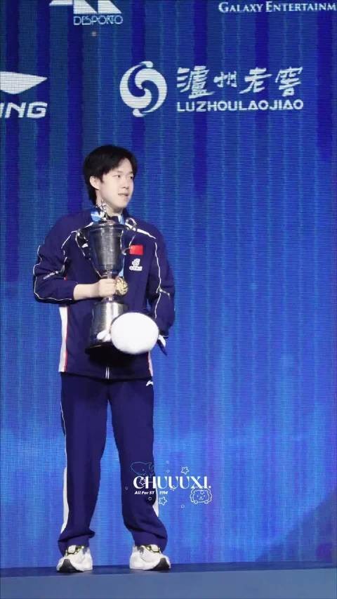 孙颖莎王楚钦颁奖互动引热议