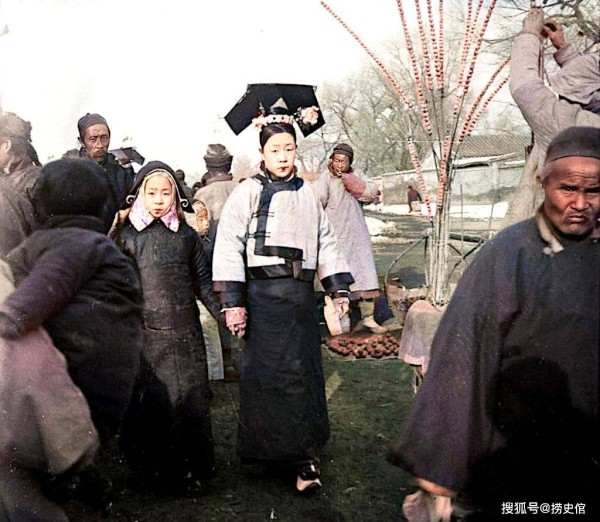 老照片：清末北京崇元观庙会，“百货杂陈，游人如织”，后期冷落竟因一句民谚