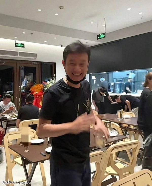 文章上海开面馆生意好，顾客凌晨12点排队，32元一碗网友夸太便宜