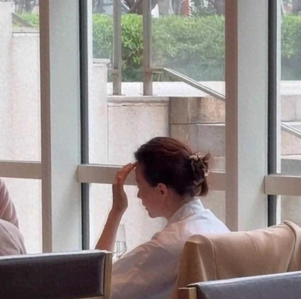 董卿罕见现身！上海餐厅素面朝天穿白衫，五十岁美得超自然