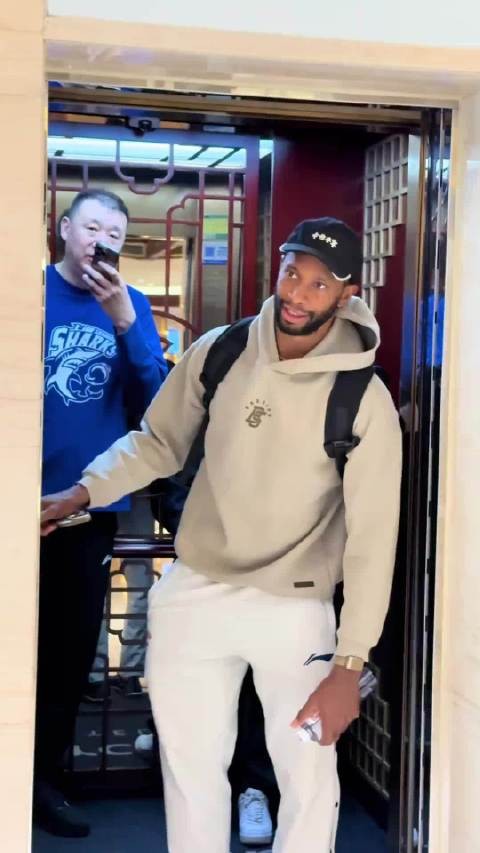 要不是张镇麟跑了过来，我还以为弗格在喊“咋滴嘞～”