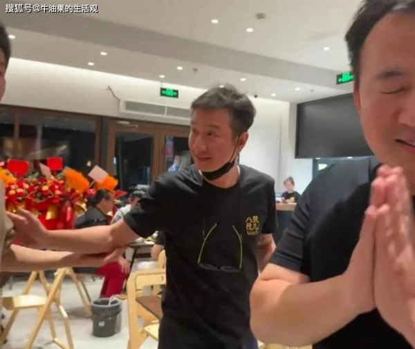 文章开面馆生意爆火，无名指戴婚戒疑再婚，圈内只有一人送花篮