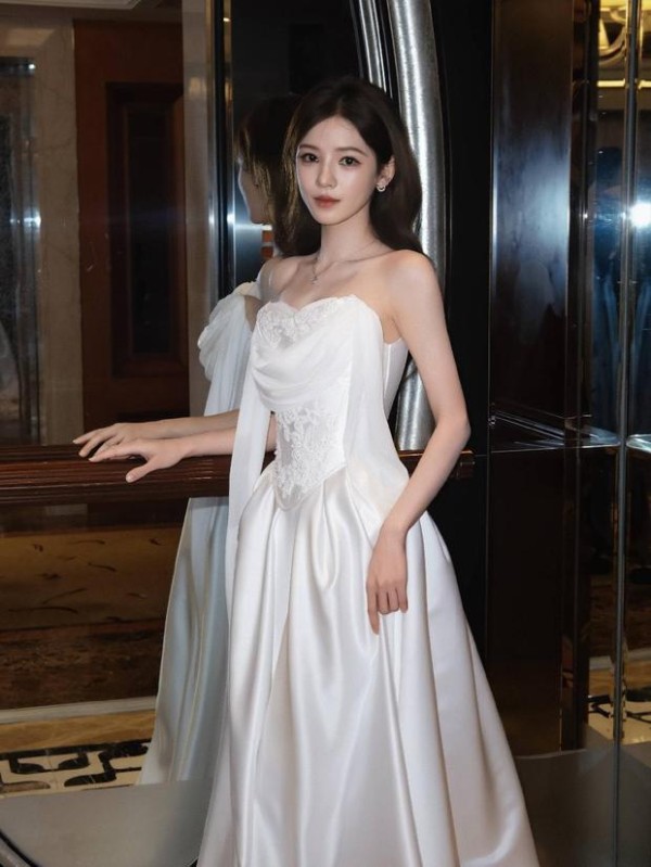 张予曦倚靠栏杆轻抬眼眸。