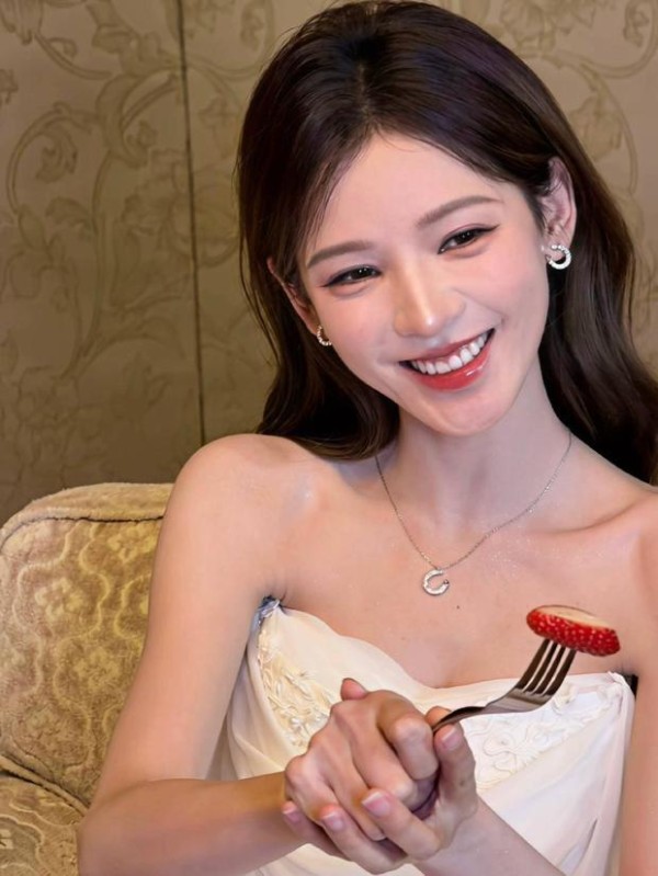 张予曦甜妹笑容治愈满分，温柔又灵动。