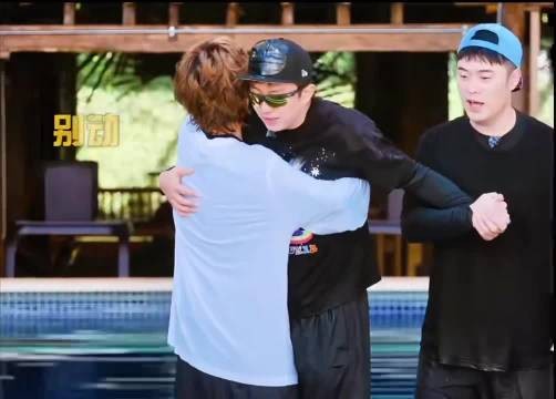 鹿晗玩水上游戏频喊别动，陈赫回应没动，被指神似马頔