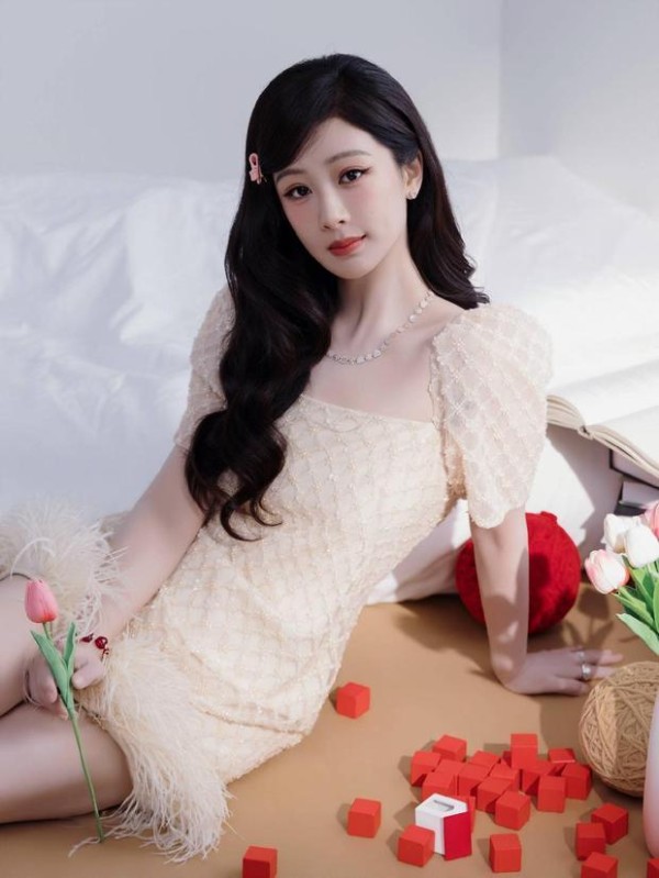 杨紫头戴粉色发卡娇俏又少女