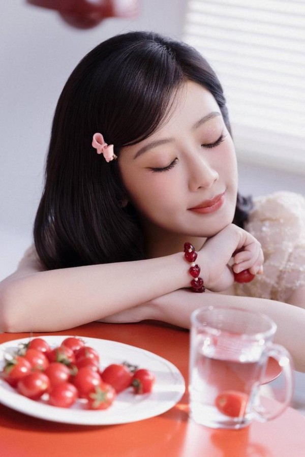 杨紫少女感满满。