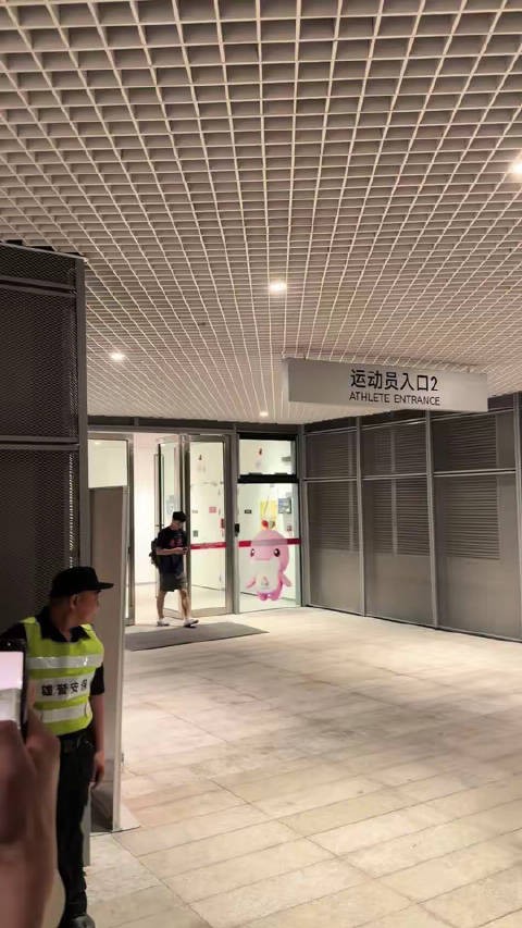 赛后徐杰开启宠粉模式!顺德主场热情似火,MVP徐杰实至名归