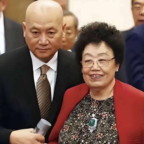 八宝山雨里送陈丽华!36年唐僧丈夫哭红了眼,西游记师徒都来了