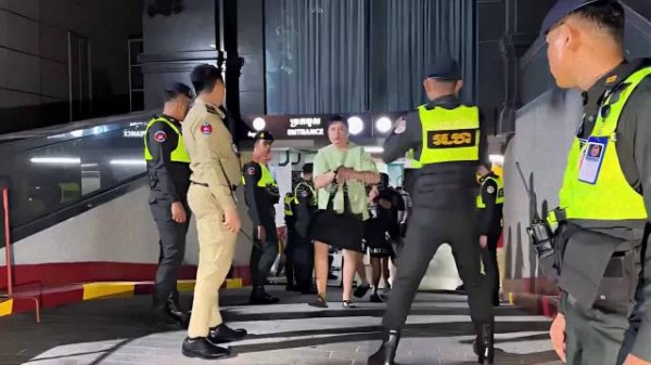 182台人柬埔寨涉诈排队现身 走出饭店像走星光大道，一点都没廉耻
