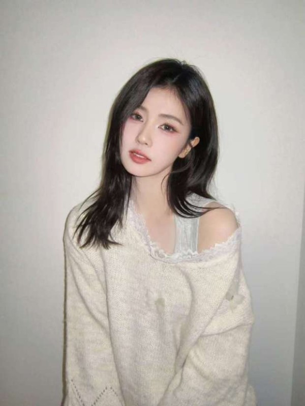 白鹿居家随拍温柔灵动,对镜头托腮好软萌