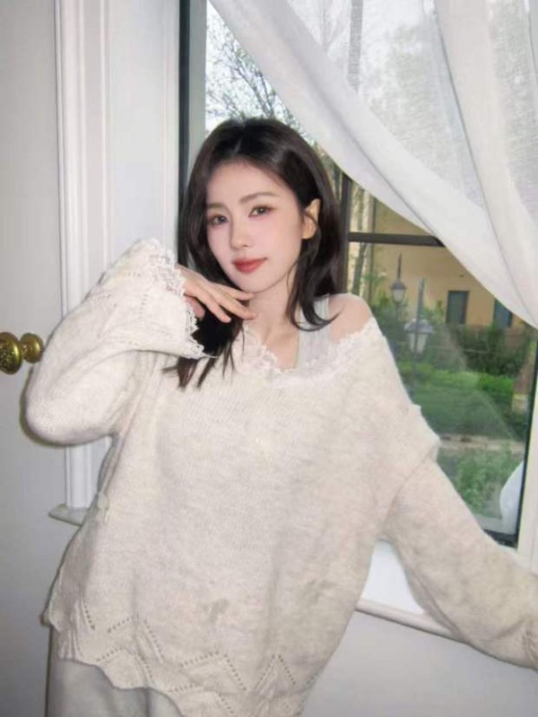 白鹿托腮浅笑,甜度超标。