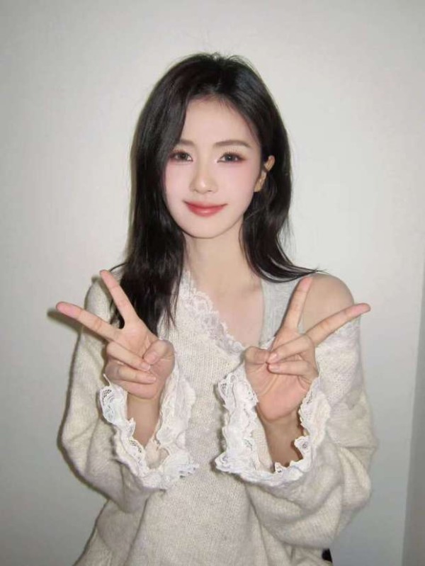 白鹿比耶拍照,元气满满。