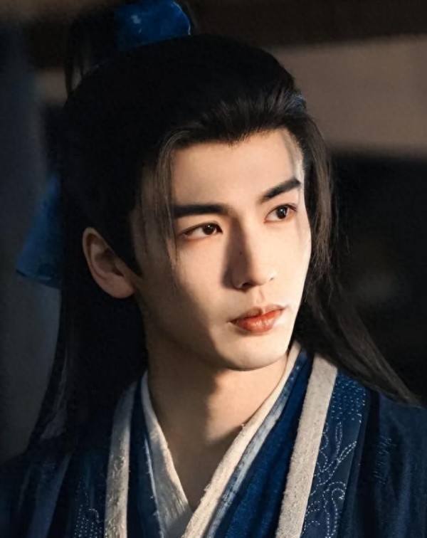 被嘲粉底液将军后，何润东锐评张凌赫引热议，一句话暴露真实人品