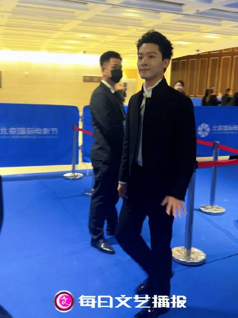 北影节开幕｜中山装就应该焊在张晚意身上！小文说的对吗？