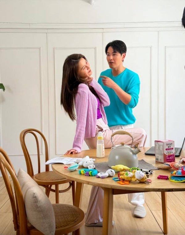 TVB夫妻合体拍广告趁机拍拖,儿子遗传唱歌天分,一家三口甜到漏