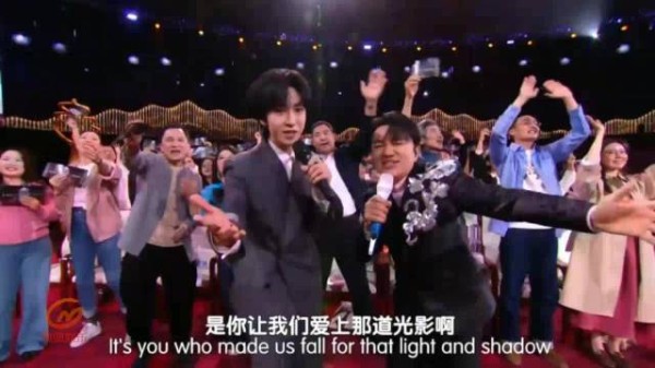 贺峻霖王祖蓝开场合唱《你知道我在等你吗》舞台 台风越来越稳的小贺