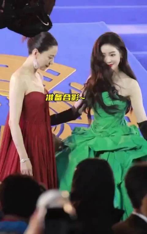 高圆圆和张天爱懒腰在红毯隔空亲亲，但高圆圆明显还不太适应，都害羞了哈哈哈