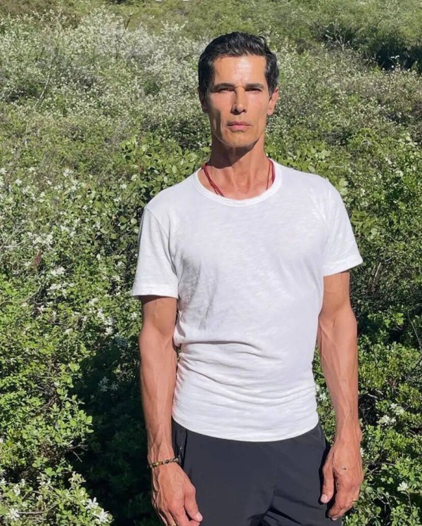 八十年代伊朗裔英国超模移民印度，曾为麦当娜拍摄MV