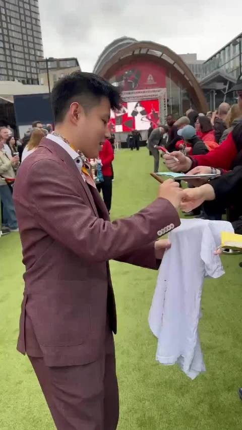 卫冕冠军赵心童亮相媒体日，为粉丝签名