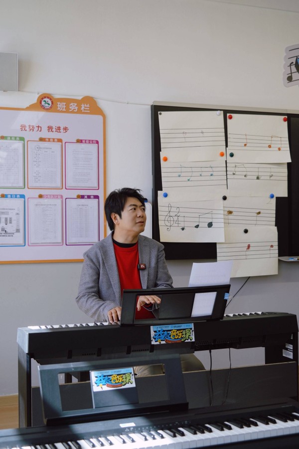郎朗在甘肃乡村校园开设音乐课：希望音乐成为孩子们一生的朋友