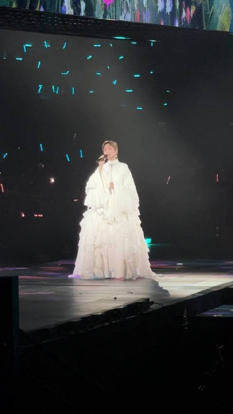 李宇春白色礼服裙用两千块布堆砌褶皱裙摆