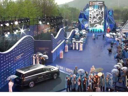 暴雨倾盆，真情尽显！韩红与高叶彼此关照的细腻瞬间令人怦然心动