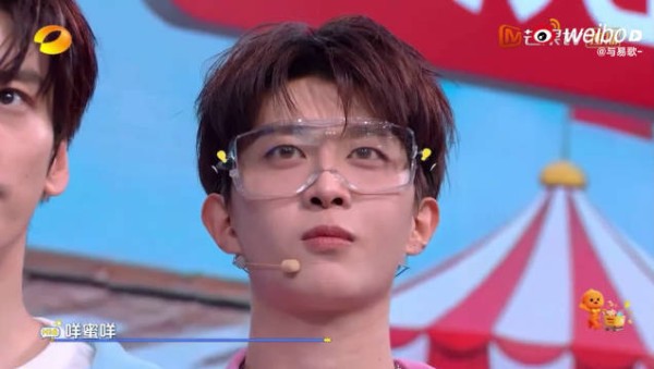 何炅宠溺范丞丞，温柔互动引热议