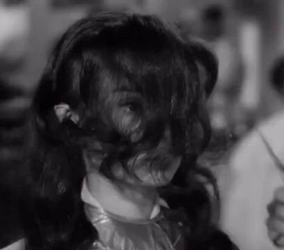 她一笑，谁还在乎什么发型！就这张脸，哪怕光头都好看吧！