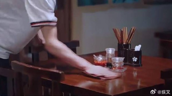 尖尖贪玩不想写作业，凌霄教训，小哥立马前来护驾