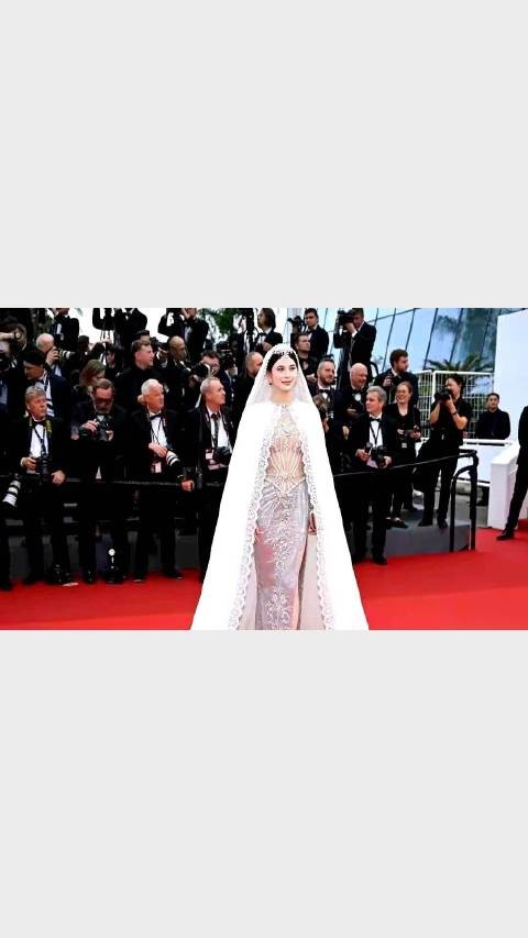 戛纳红毯女星遭摄影师集体无视，行业潜规则引热议