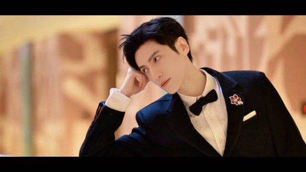 侧身回眸之间，是优雅气度的无声注脚