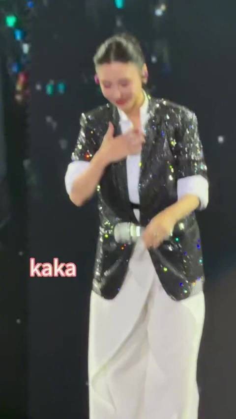 救命！张柏芝空降钟嘉欣演唱会，唱《任何天气》，瞬间拉回千禧年的青春时光