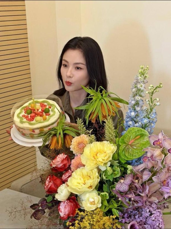 刘涛庆祝自己出道26年，收获了蛋糕和鲜花，心情愉悦。