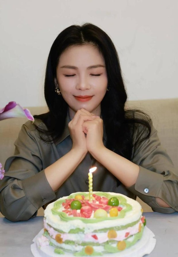 刘涛闭上眼睛许愿，好幸福的画面。