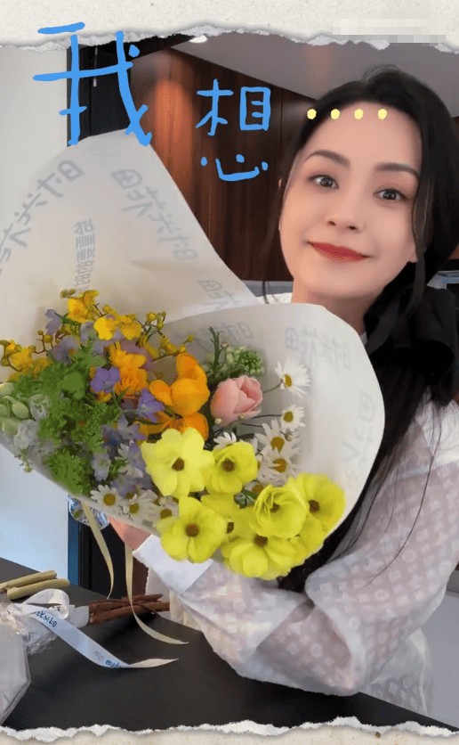 搜狐娱乐讯 19日，钟欣潼（阿娇）在社交平台上更新vlog，并配文称：“把春天带回家。”Vlog中，阿娇分享了自己的<a target=