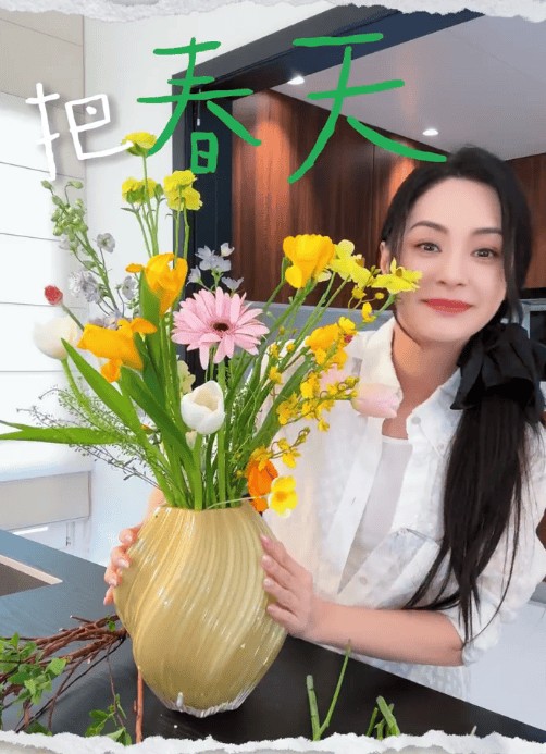 阿娇笑容明媚，人比花娇。