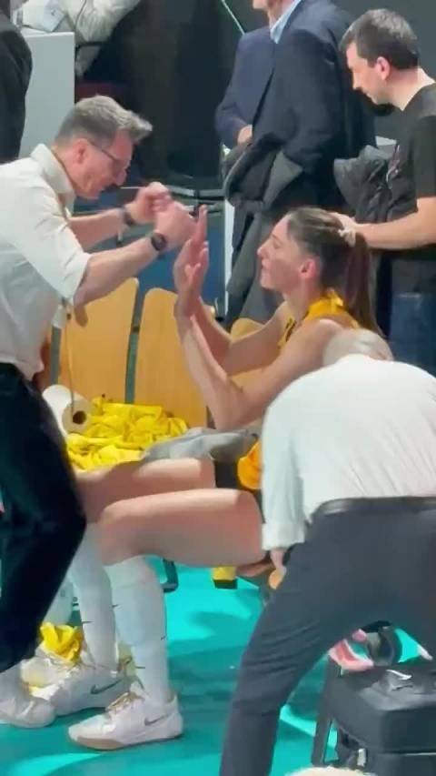 博士本来在场边独自冷静，看到老褶子走过来忍不住相拥而泣