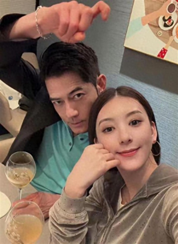 郭富城秀恩爱！发文和老婆庆祝结婚九周年，都已经九年了啊