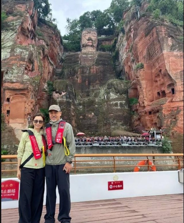 香港知名女星素颜照曝光，58岁靓到发光，与影帝结婚28年依旧甜蜜