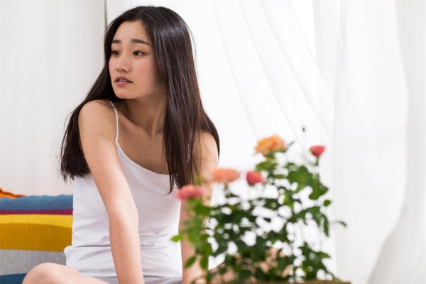 已婚女人疯狂想念一个中年男人，大多会做这几件事，藏不住