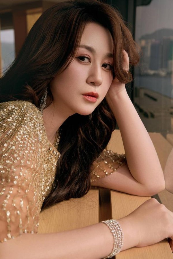 搜狐娱乐讯 4月19日，马丽穿鎏金礼服现身香港金像奖活动，现场的马丽卷发慵懒，散发随意自在的气质。