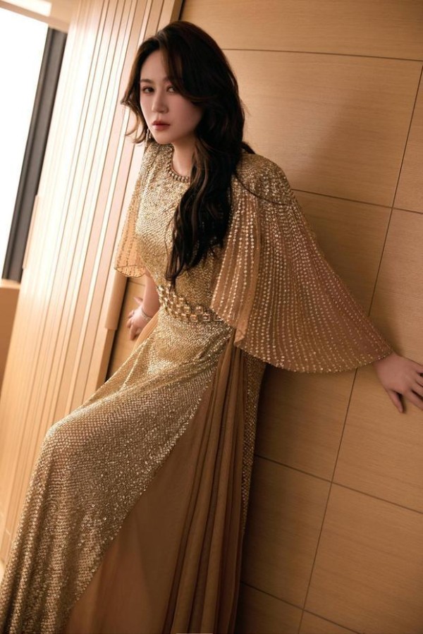 马丽卷发慵懒，端庄迷人。