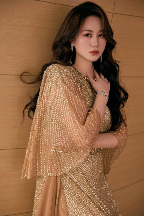 马丽温柔优雅。