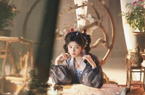 鞠婧祎黛色古装造型灵动俏皮 对镜wink活泼可爱