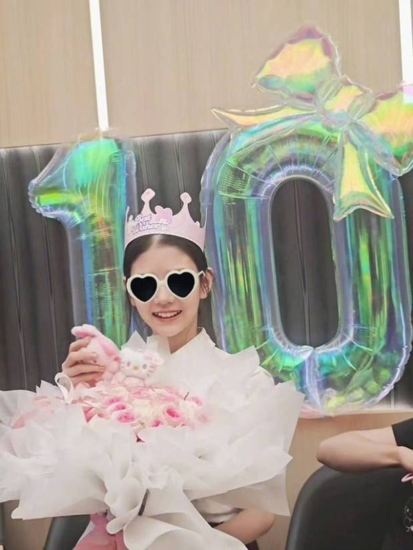 张梓琳晒照为10岁大女儿庆生
