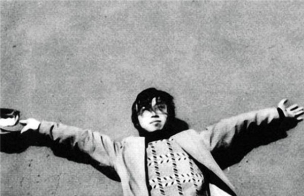 天才诗人15岁上北大，25岁自杀，死前写下一首诗，你可能还会背诵