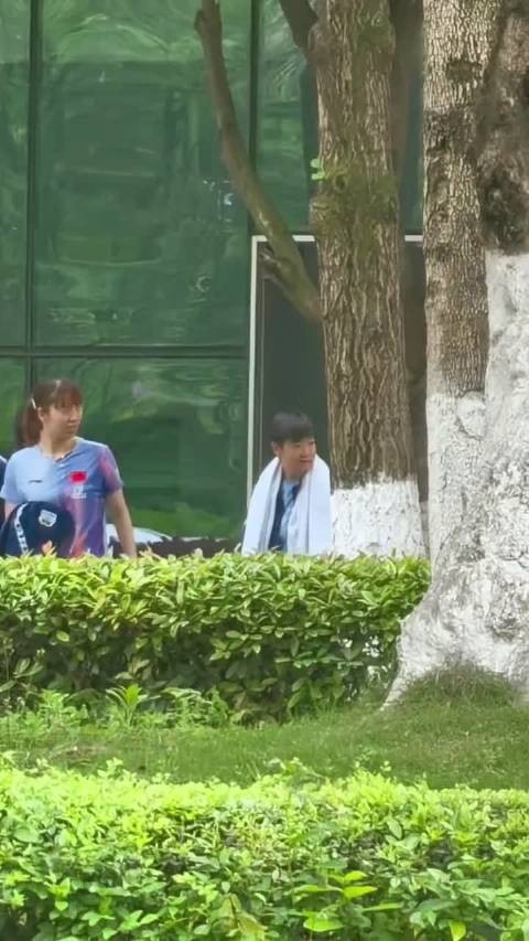 孙颖莎人群中的小小的一个人