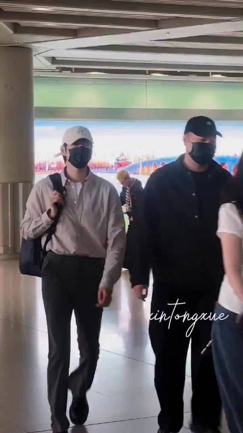魏大勋北京到达 映入眼帘的就是大长腿 魏大勋这身材比例也太好了